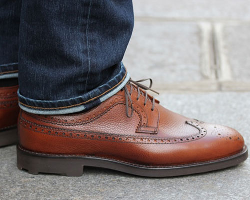 Джинсы и обувь из зернистой кожи